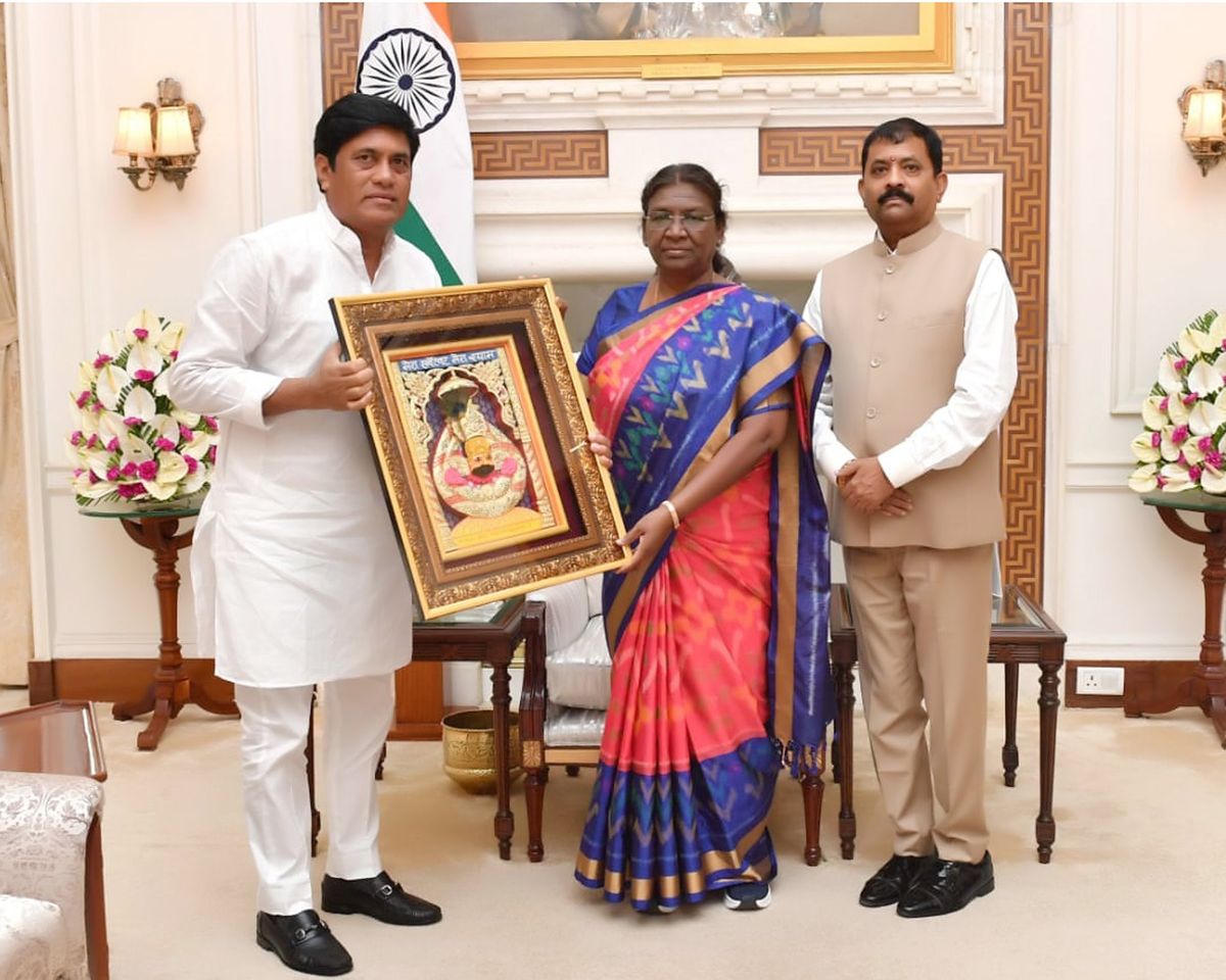 Presenting Baba Shyam's image to President Droupadi Murmu